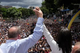 González y la líder opositora  María Corina Machado se dirigen a sus partidarios en Caracas el 30 de Julio después de que Maduro fuese declarado el ganador.